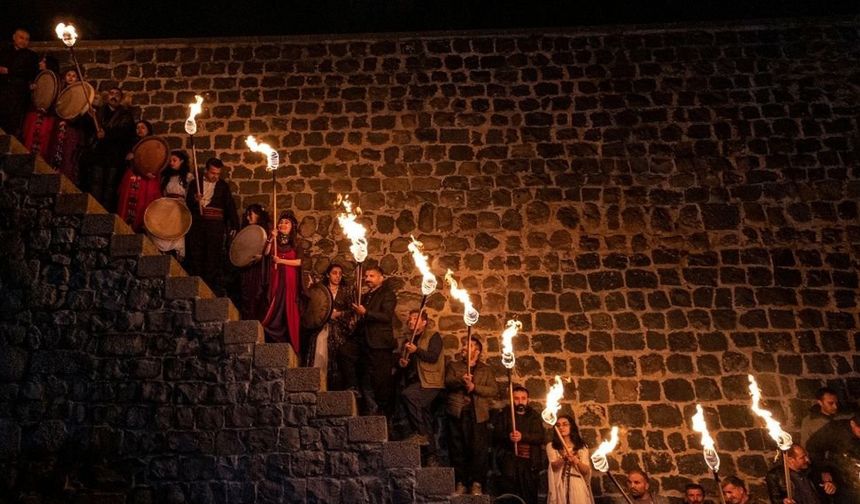 Diyarbakır surlarında 75 meşale ile Newroz kutlaması