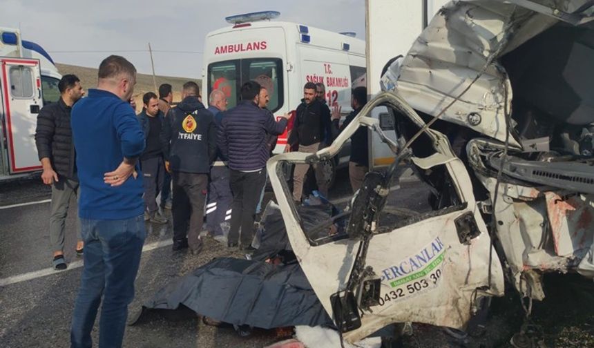 Van’da yolcu minibüsüyle kamyonet çarpıştı: En az 6 ölü, 8 yaralı...