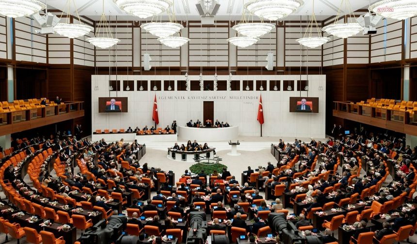 Cumhurbaşkanı'na subayları ihraç etme yetkisi öngören madde, torba yasa teklifinden çıkarıldı