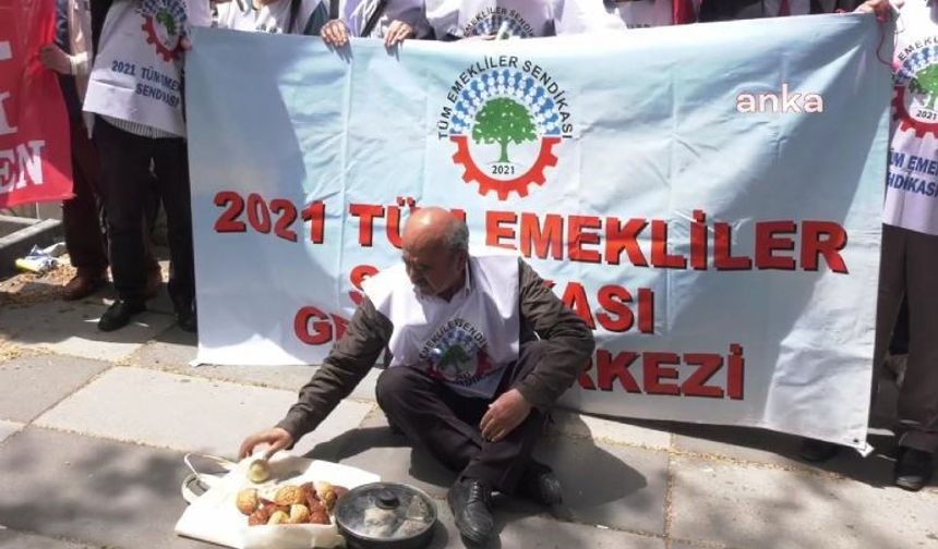 Emekliler, TÜİK önünde enflasyon verilerini protesto etti