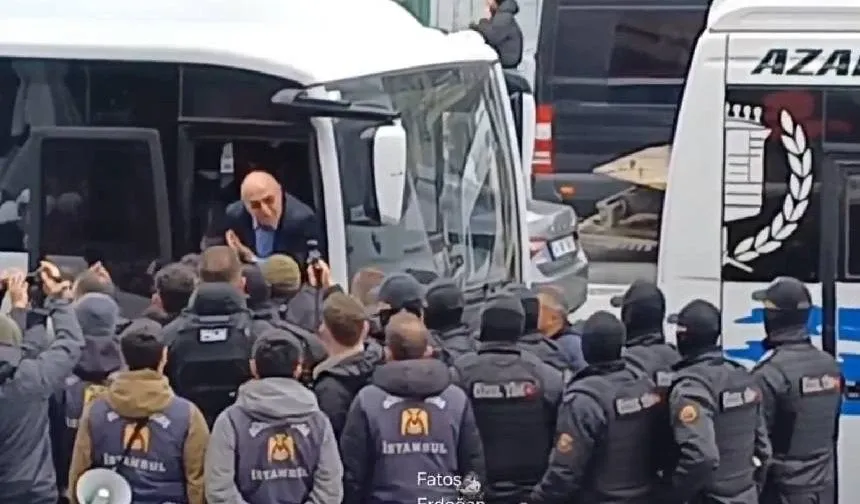 Mahmut Tanal ablukaya alınınca gözaltı aracına çıktı