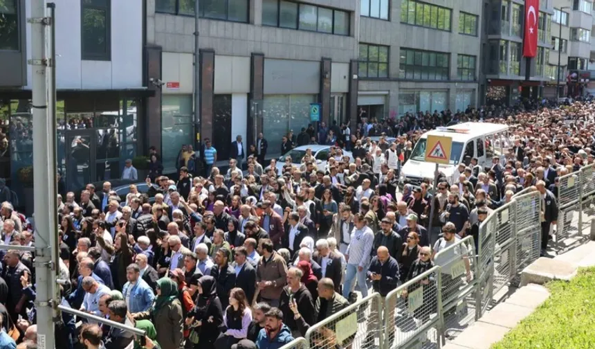 Anma töreni sonrası kitle Dolmabahçe'ye yürüdü: Binler Sırrı Süreyya Önder'i uğurluyor