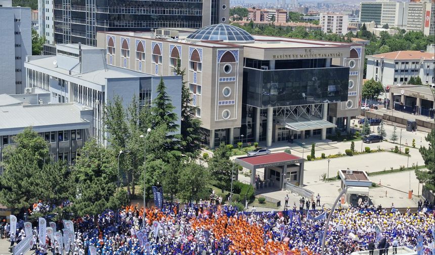 Türk-İş Maliye Bakanlığı önüne yürüdü: Bakanlık önüne tabut, Bakan Şimşek'e istifa çağrısı