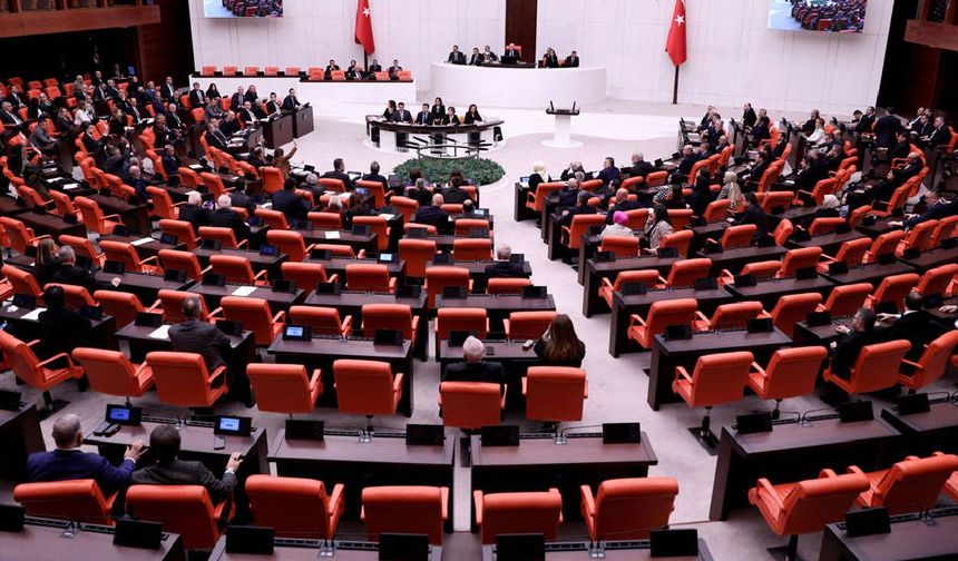 TBMM'de 'laf atma' arbedesi: AKP'li vekil CHP sıralarına yürüdü