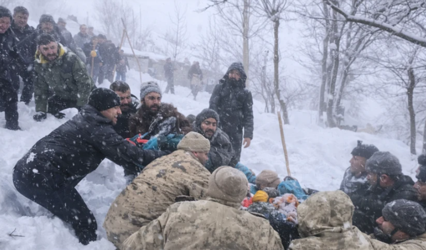 Van Çatak’ta aynı gün ikinci çığ felaketi: 1 kadın hayatını kaybetti