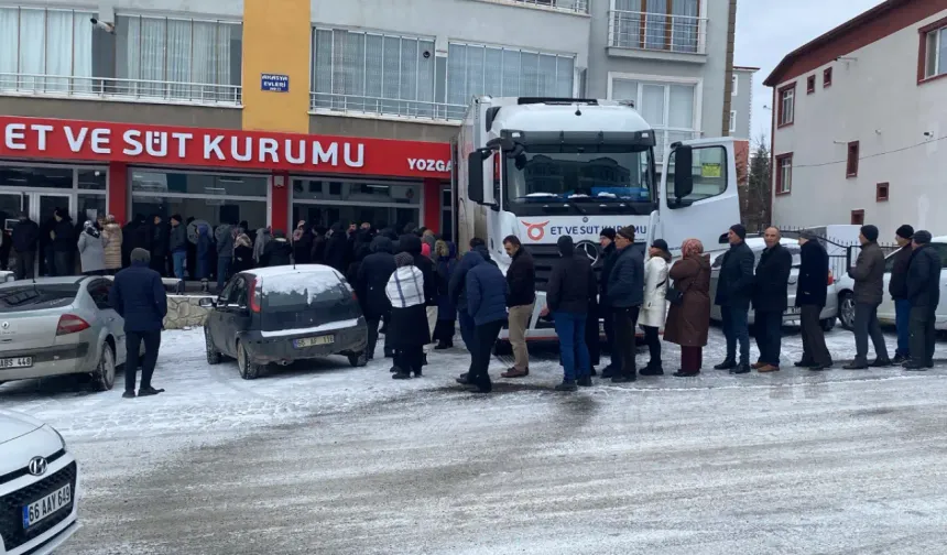 Yozgat’ta ESK önünde et kuyruğu: Vatandaş saatlerce bekliyor