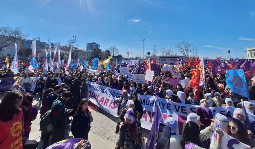 Kadıköy’de 8 Mart Yürüyüşü: Binlerce kadın iskele meydanı’na yürüdü