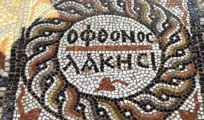 3 bin yıllık antik kentte "kıskanan çatlasın" yazılı mozaik bulundu!