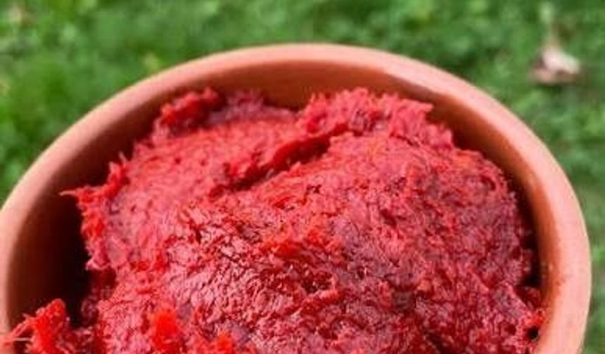 Geleneksel Yöntemle Kışlık Biber Salçası Tarifi ve Uzun Süre Saklama İpuçları