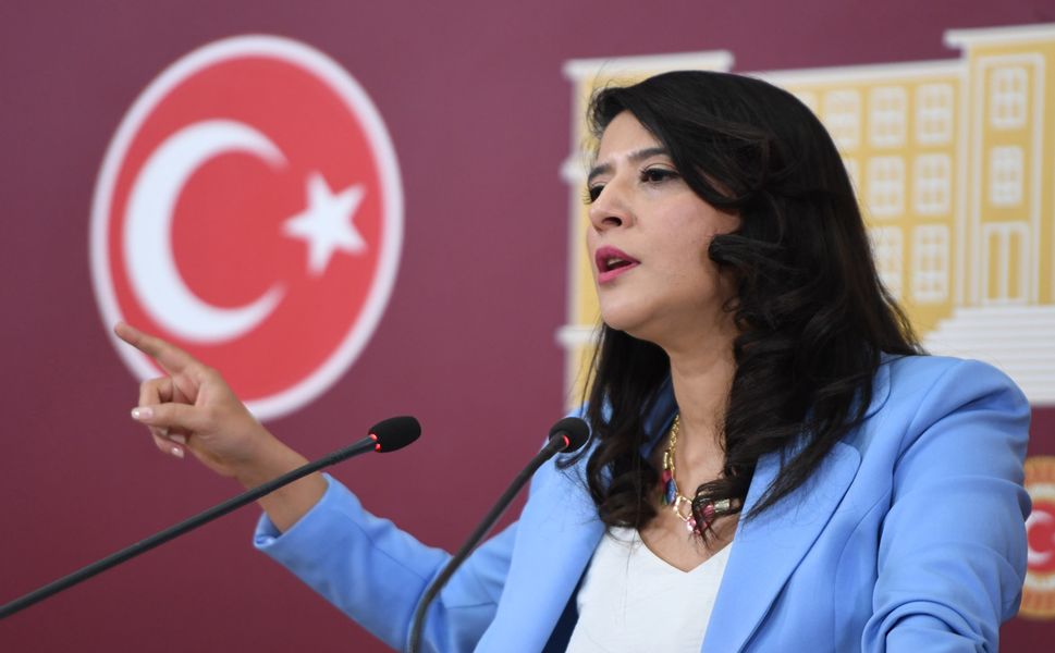 Depremin 3. yılında eğitim hâlâ enkaz altında | EMEP’li Karaca’dan ücretsiz yemek ve okul sorusu