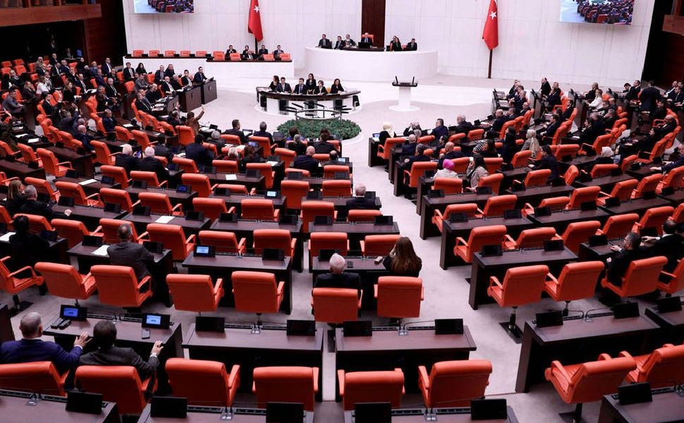 TBMM'de 'laf atma' arbedesi: AKP'li vekil CHP sıralarına yürüdü