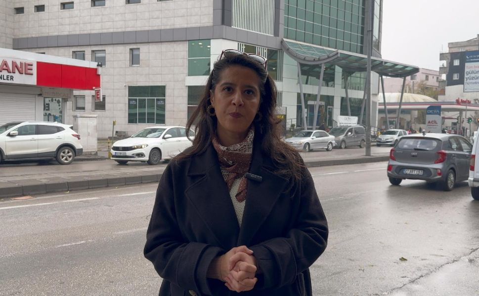 İşçinin iki kolu koptu | EMEP’li Sevda Karaca fabrika önünden seslendi: Bu mezbaha düzenine karşı örgütlenelim