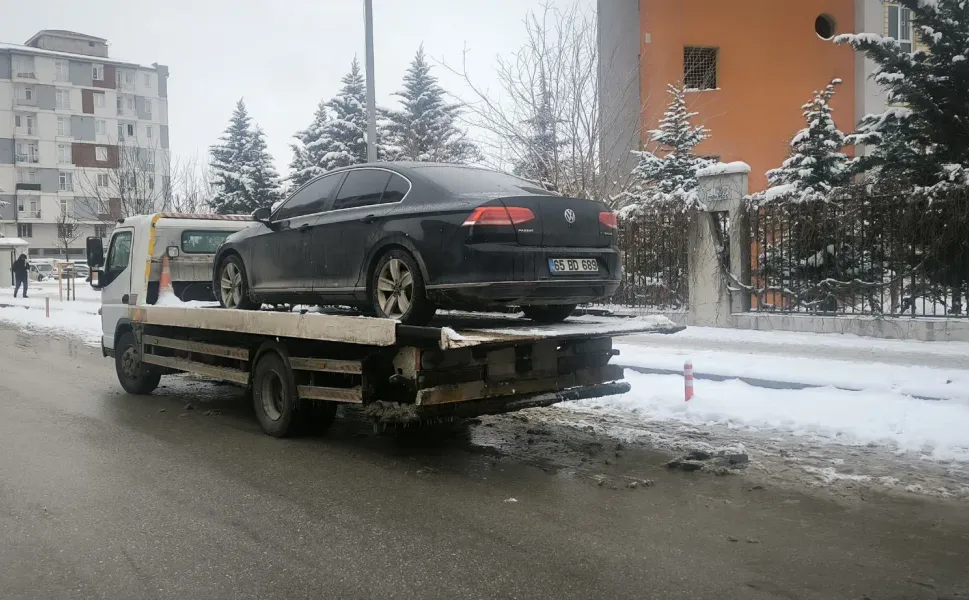 Van İpekyolu Belediyesi Eşbaşkanı Uzunay’ın resmi makam aracına el konuldu