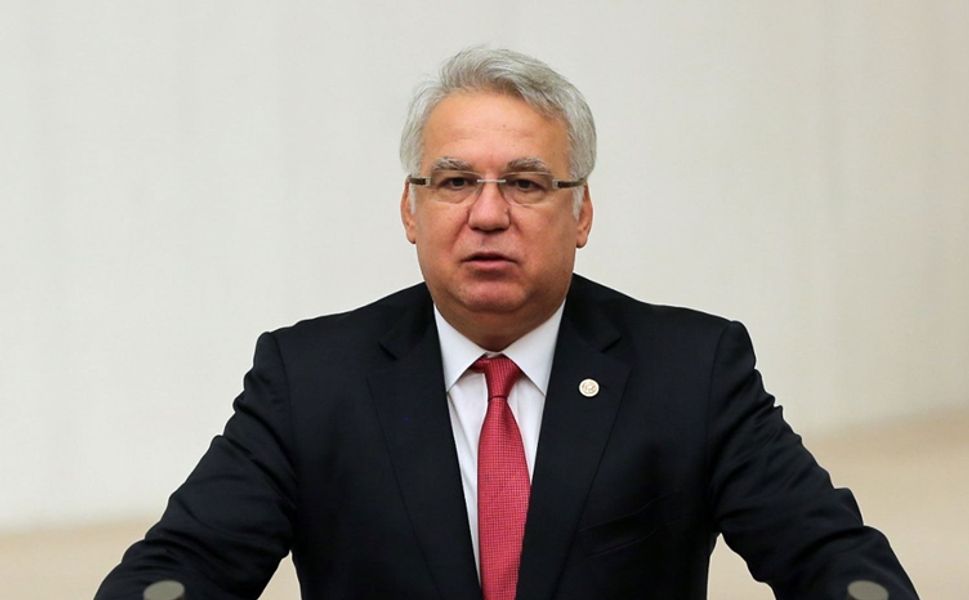 Hüseyin Kocabıyık’tan Akın Gürlek eleştirisi: “Cevapları kâğıttan okuyor”