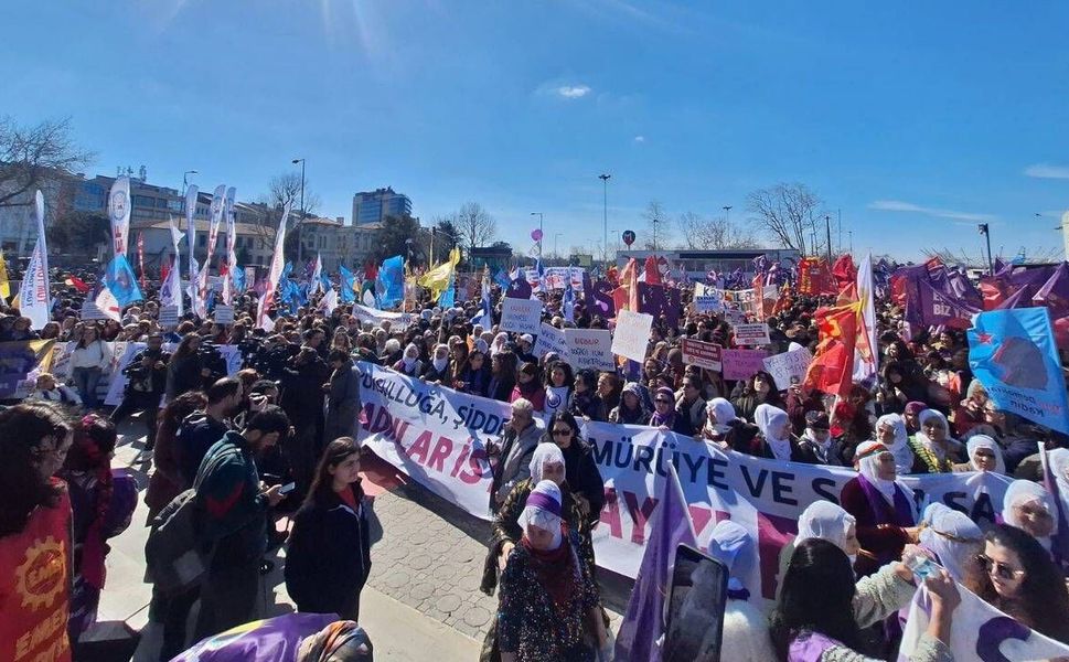 Kadıköy’de 8 Mart Yürüyüşü: Binlerce kadın iskele meydanı’na yürüdü