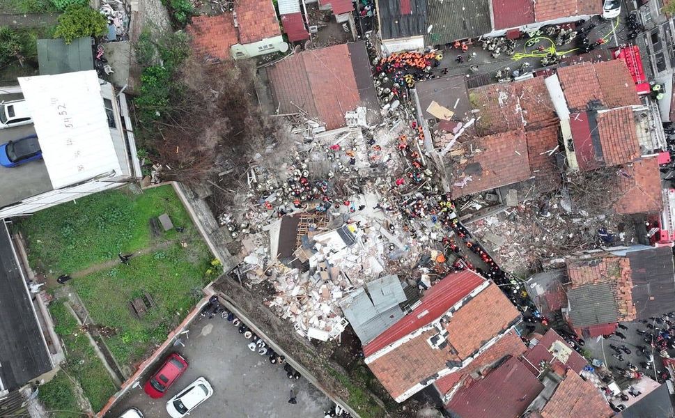 Fatih'te 2 bina çöktü: 1 kişi yaşamını yitirdi, 10 kişi yaralı