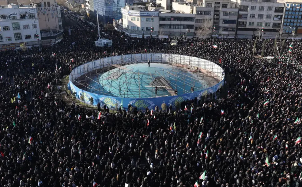 Hamaney’in ölümünün ardından İran sokaklara döküldü