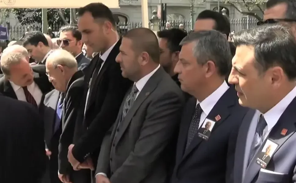 CHP’de saflar cenazede netleşti: Özel’in önünden geçip gittiler