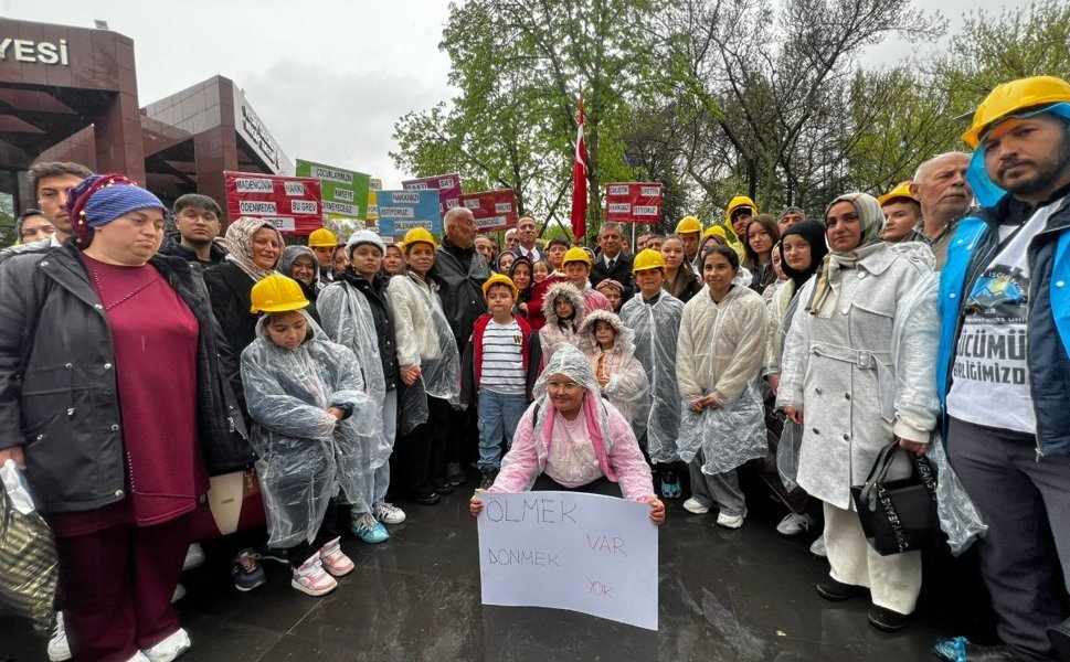Doruk Madencilik işçileri Yıldızlar SSS Holding önünden seslendi: 'Zalim patron bizi duysun diye buradayız'