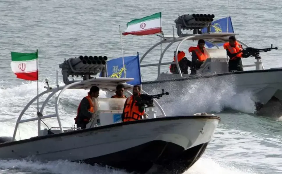 İran medyası duyurdu: Hürmüz Boğazı'nda ticari koridorlar kapatıldı