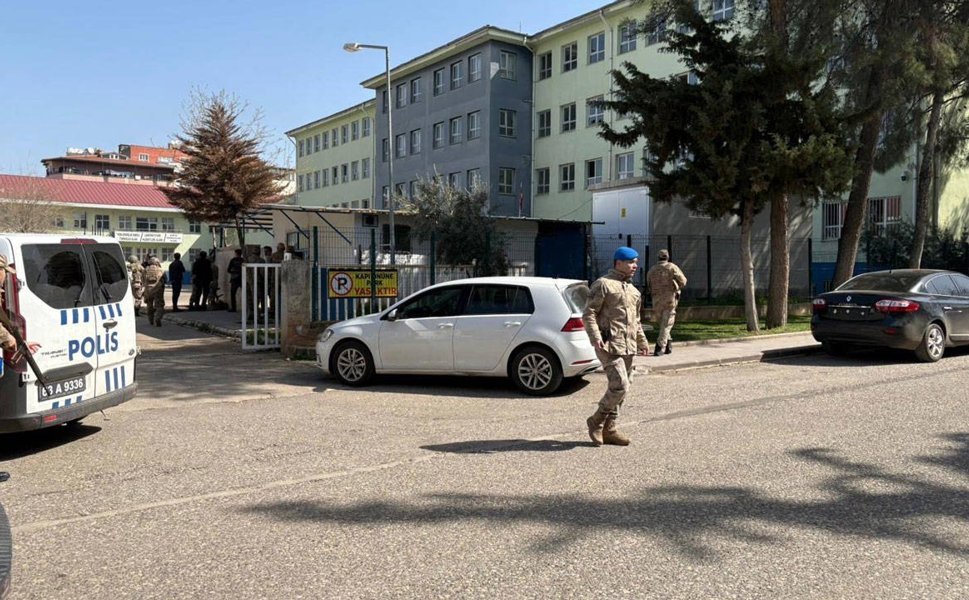 Şanlıurfa'da liseye saldırı: İlçe Emniyet ve Milli Eğitim Müdürlüğü yöneticileri görevden uzaklaştırıldı