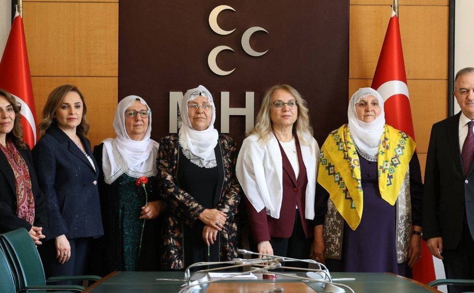 Barış Anneleri’nden MHP’ye anneler günü ziyareti