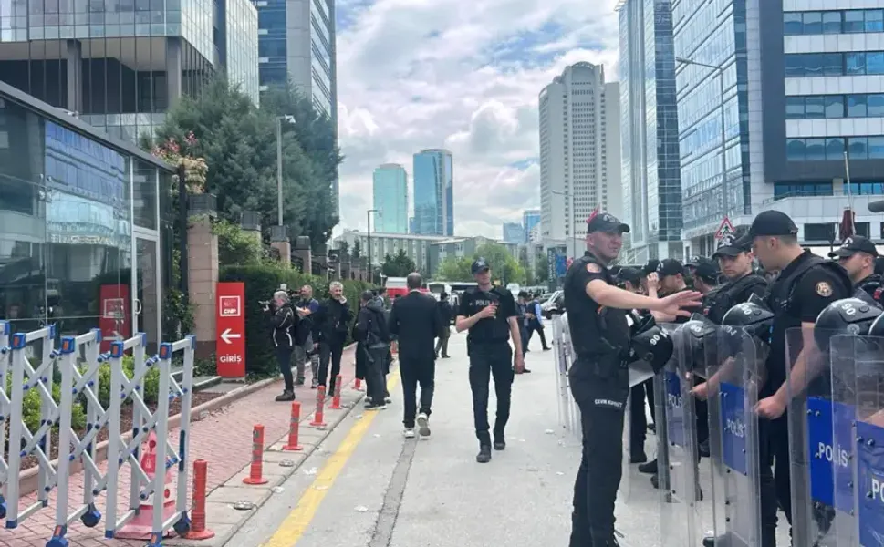 Kılıçdaroğlu destekçileri kapıya dayandı, polis biber gazıyla CHP Genel Merkezine girdi