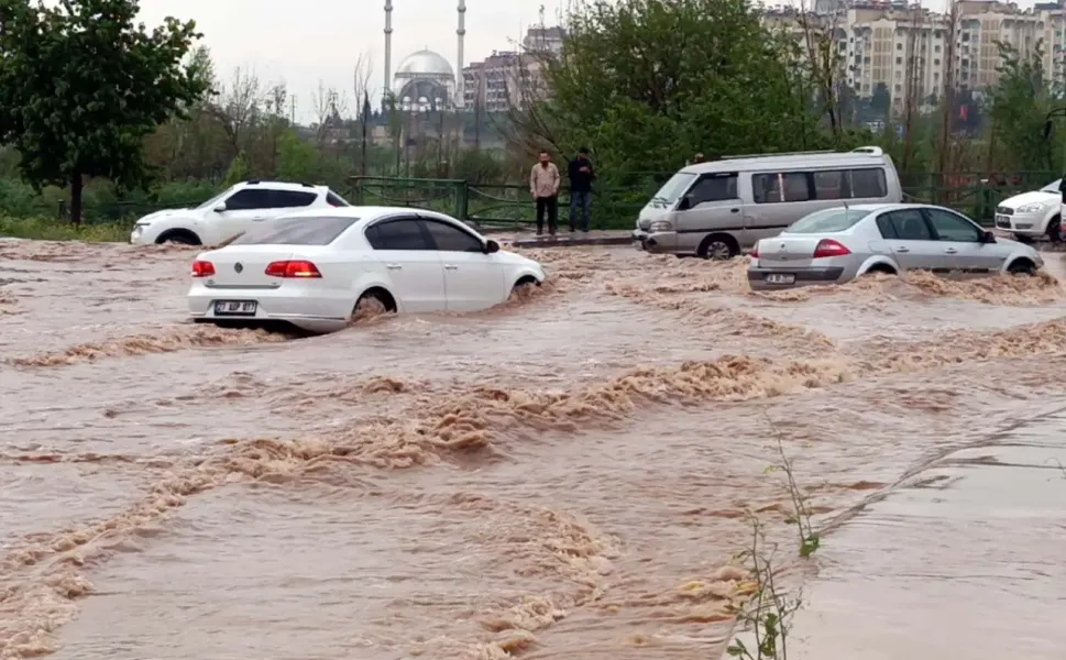 Hatay ve Osmaniye’de sağanak alarmı: Evleri ve iş yerlerini su bastı