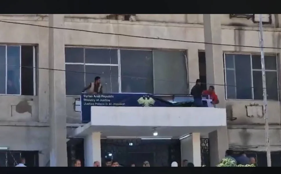 Haseke Adliyesi’nde Kürtçe tabela indirildi; Halk protesto etti