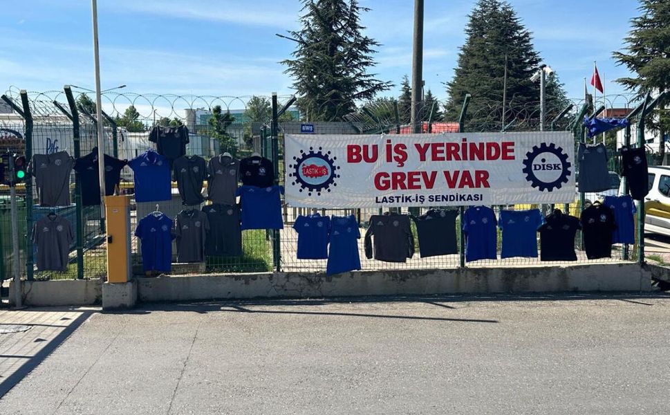 P&G işçilerinden dikkat çeken grev eylemi: İş kıyafetlerini tel örgülere astılar