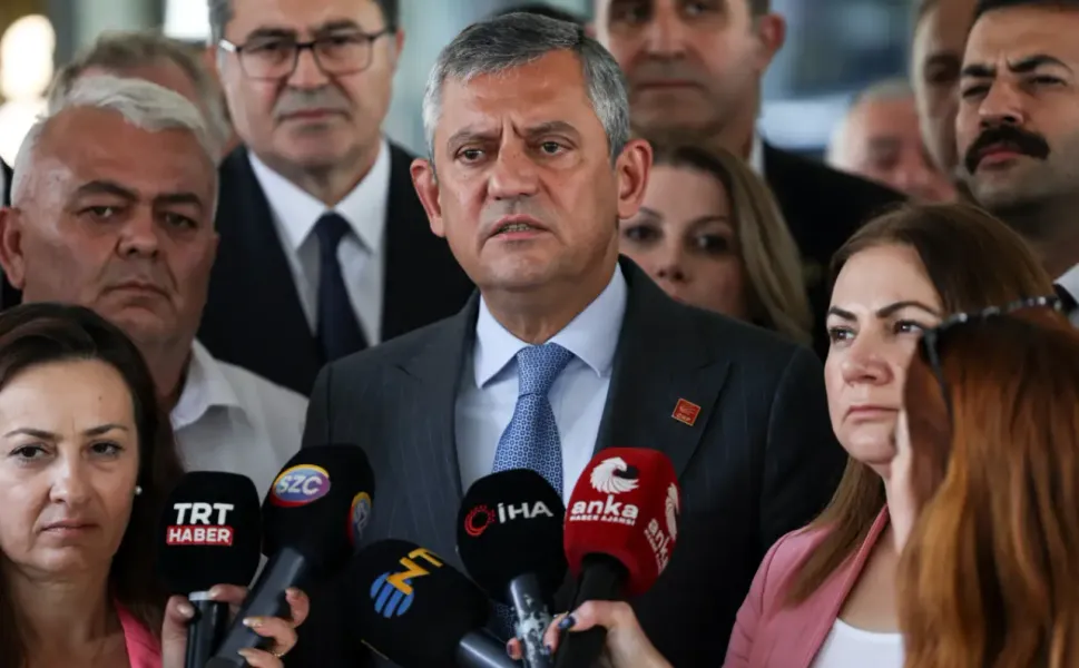 Özgür Özel'den 'demokrasi nöbeti' çağrısı: 'Tüm partililerimizi il başkanlıklarımıza davet ediyorum'