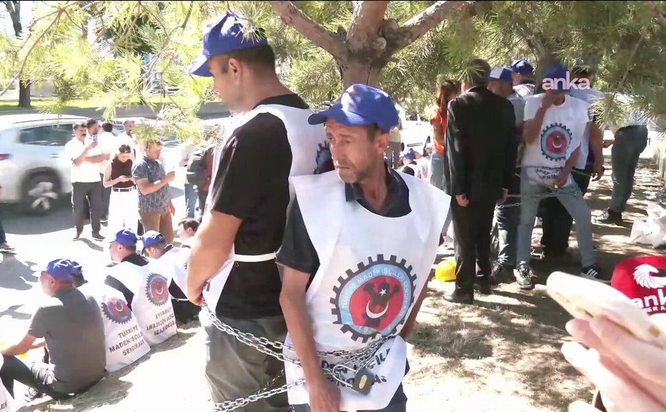 Doruk Madencilik işçileri yeniden eylemde: Holding binası önünde kendilerini zincirlediler
