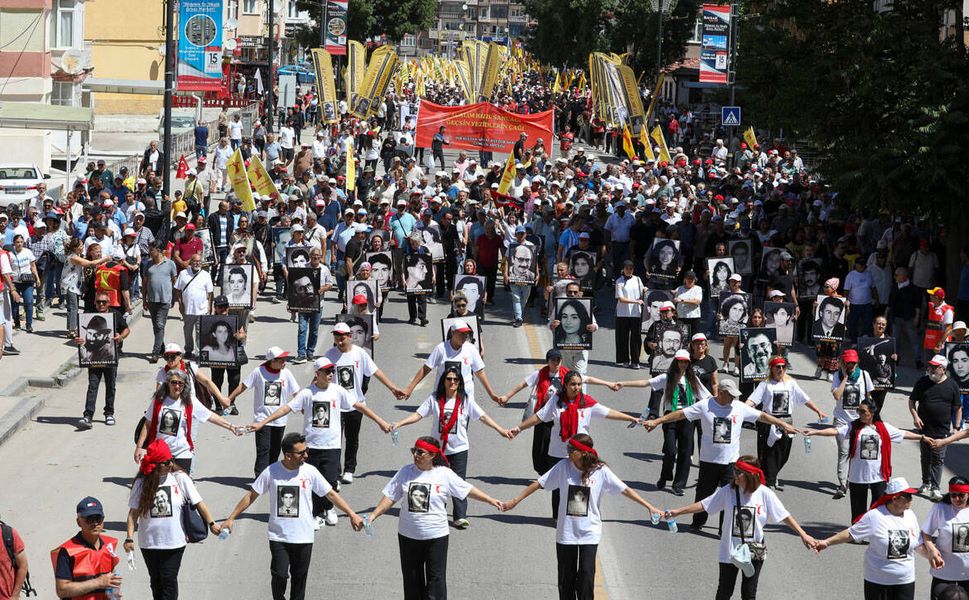 Madımak Katliamı'nda yaşamını yitirenler Sivas'ta anıldı: Özgür Özel de katıldı