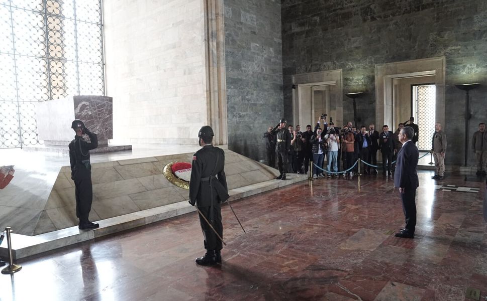 Yeni Parti Genel Başkanı Özgür Özel'den Anıtkabir ziyareti: Anıtkabir Özel Defteri'ni imzaladı