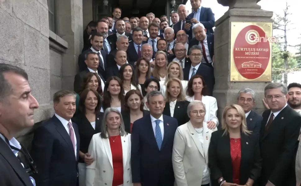 Özgür Özel, Hacı Bayram'da namaz kılıp Birinci Meclis'e yürüdü: Yeni Parti ilk seçime kadar ana muhalefet olacak