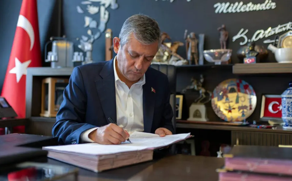 Özgür Özel CHP'den istifa etti: Yeni Parti resmen kuruldu, 91 milletvekili de ayrıldı