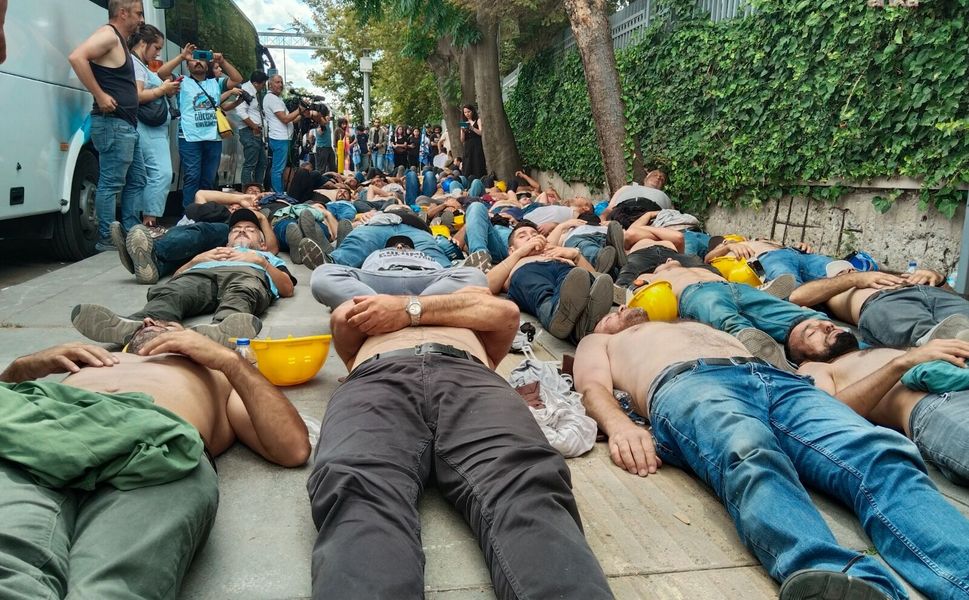 Madenciler Bakanlık önünde: ‘Bizi dinleyin’