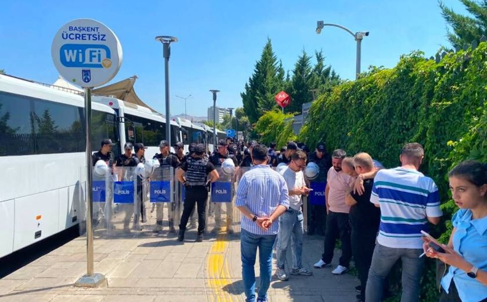 Maden işçilerine polis barikatı: “Bu ülkede hukuk patronlara işliyor”