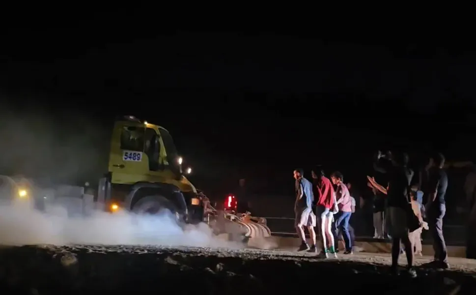ODTÜ'de öğrencilerin üzerine belediye aracı sürüldü!