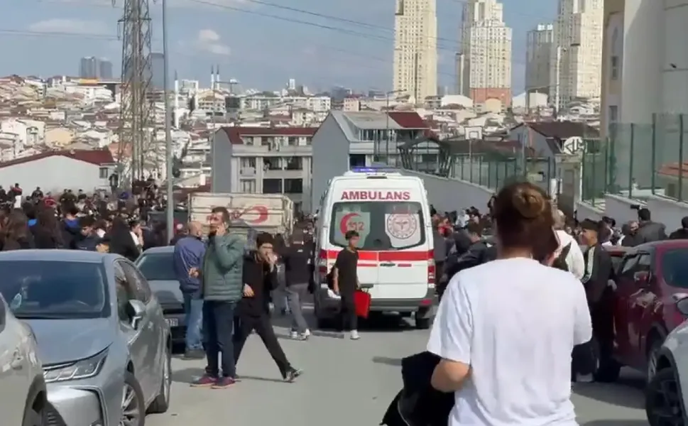 Esenyurt'ta lisede bıçaklı kavga: 2 yaralı