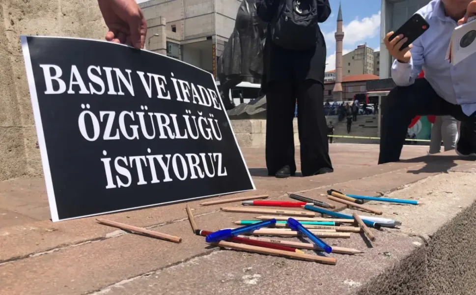 Gazeteciler sokağa çıkıyor: ‘Sansüre hayır, habere özgürlük’