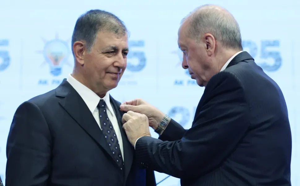 Cemil Tugay’ın AKP’ye geçişi sonrası İzmir Büyükşehir Belediyesi’nde istifalar