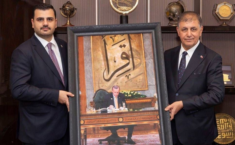 Cemil Tugay, AKP heyetiyle buluştu: Erdoğan fotoğraflı tablo hediye edildi