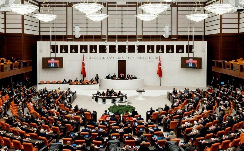 Emekliye asgari ücret kadar maaş ve ikramiye teklifi AKP ve MHP oylarıyla reddedildi