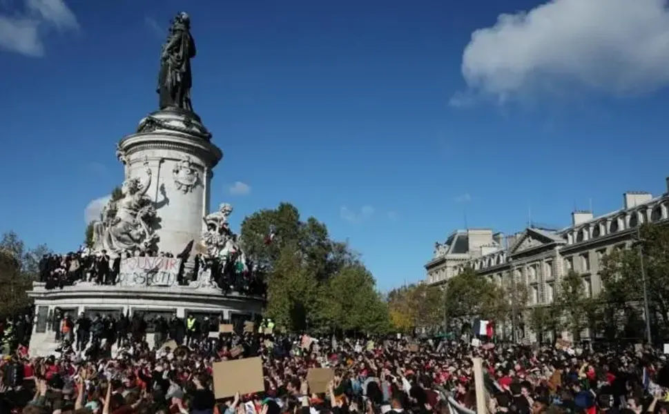 Fransa genelinde protestolar başladı: Paris'te onlarca gözaltı