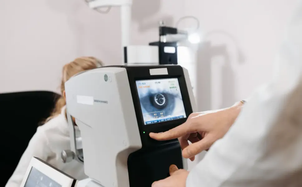 Miyopi ve astigmat tedavisinde yeni dönem: Lazer kullanmadan kornea şekillendirildi