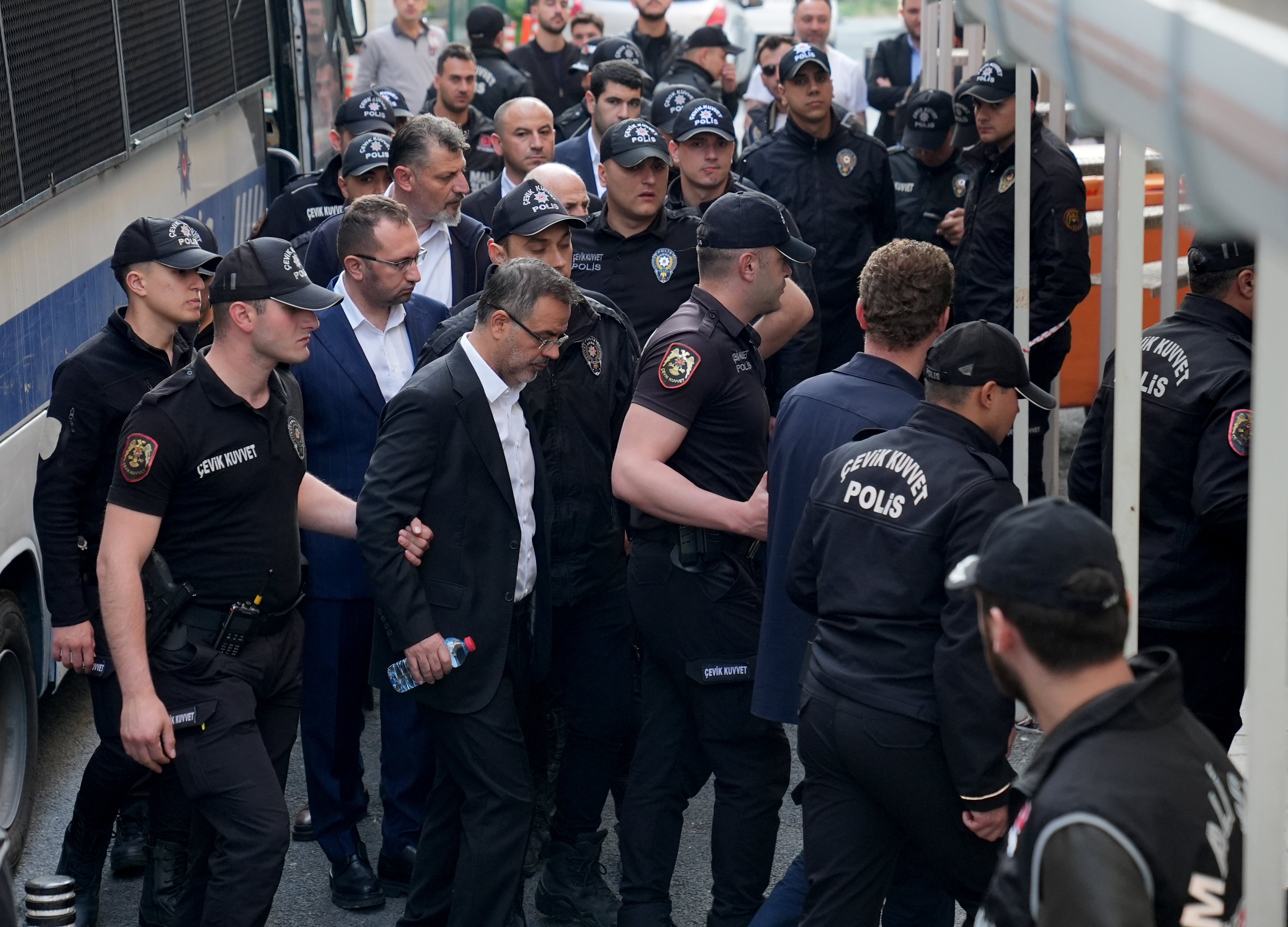1748929162574 Aa 20250603 38166675 38166665 Istanbuldaki Yolsuzluk Sorusturmalarinda Gozaltina Alinan 38 Kisi Adliyede