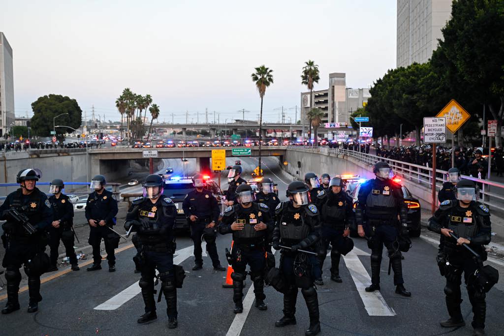 California Daki Protestolar Trump Ile Vali Karsi Karsiya Geldi Gerginlik Devam Ediyor (1)
