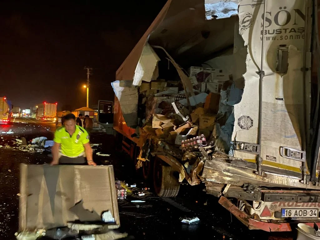 Sakarya Da Metro Ya Ait Yolcu Otobusu Tir A Carpti 12 Kisi Yaralandi (1)