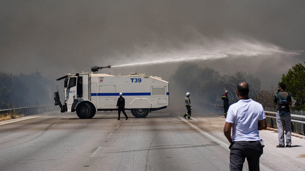 Izmir De Orman Yanginlari Suruyor Bircok Mahalle Bosaltildi Karayolu Kapatildi 3
